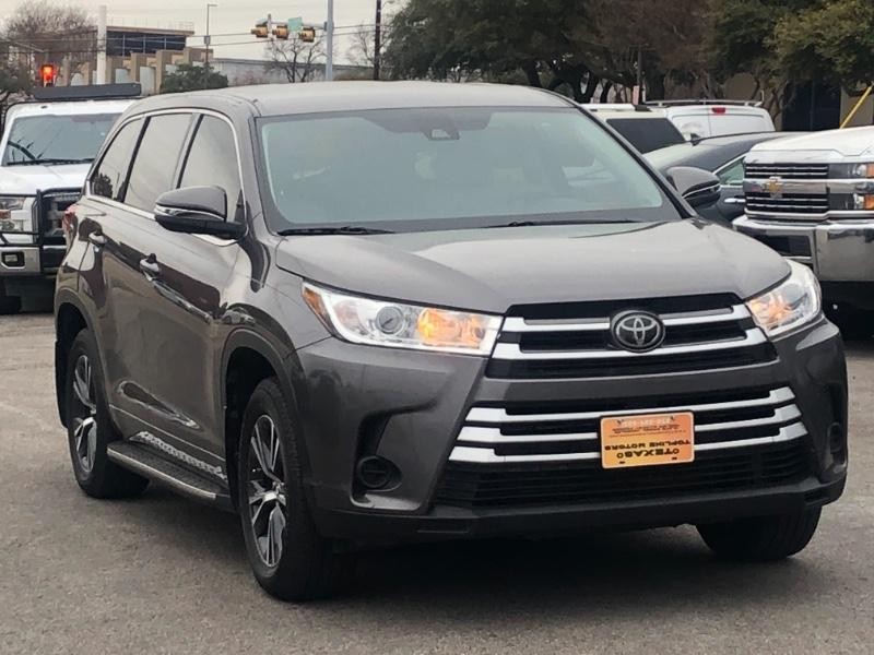 Toyota Highlander Vehicle Full-screen Gallery Image 05