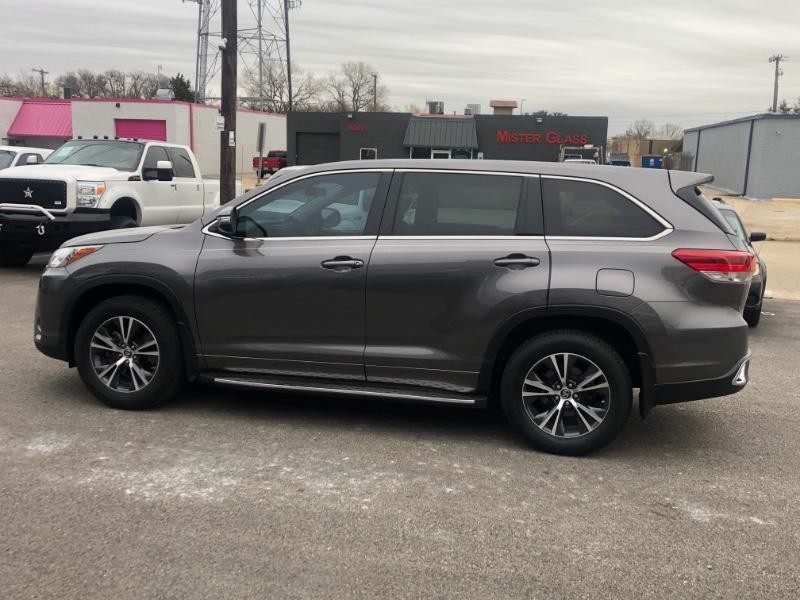 Toyota Highlander Vehicle Full-screen Gallery Image 08