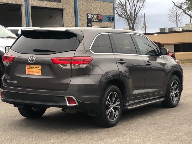 Toyota Highlander Vehicle Full-screen Gallery Image 10