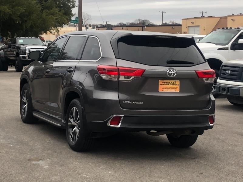Toyota Highlander Vehicle Full-screen Gallery Image 11