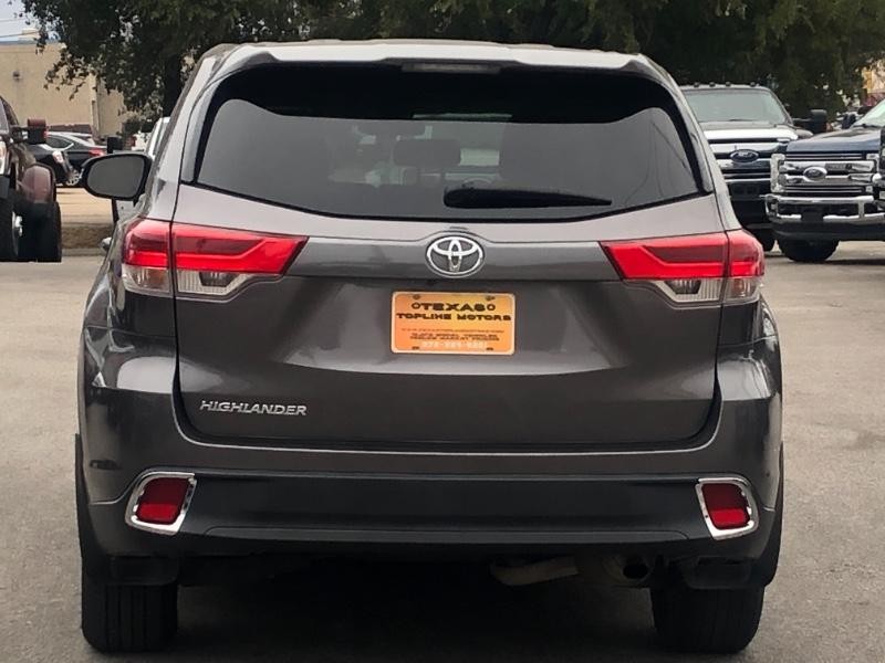 Toyota Highlander Vehicle Full-screen Gallery Image 12