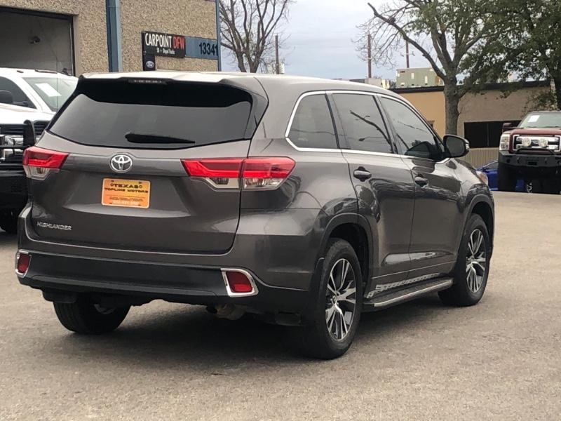 Toyota Highlander Vehicle Full-screen Gallery Image 13