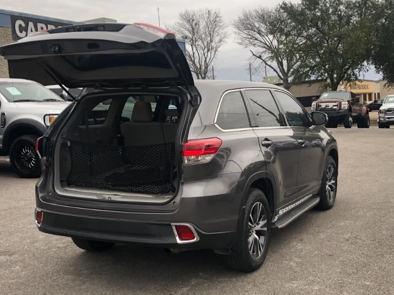 Toyota Highlander Vehicle Full-screen Gallery Image 15