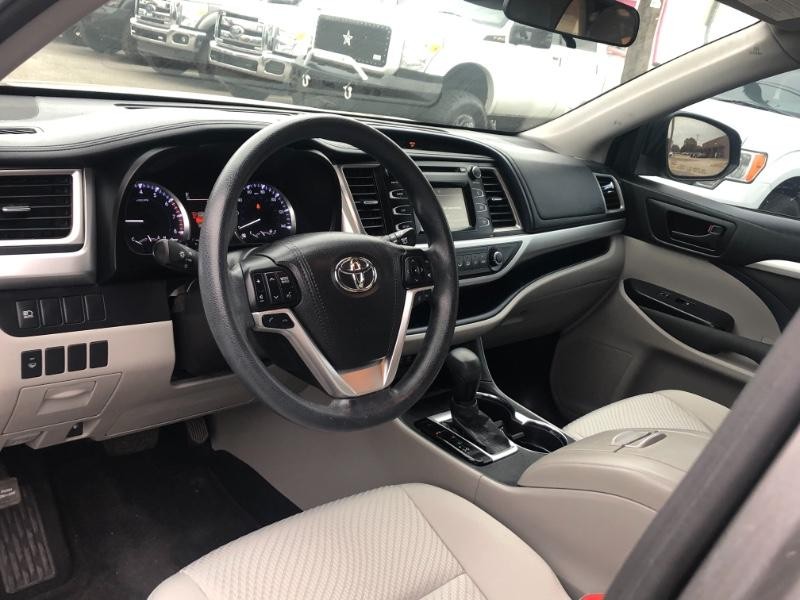 Toyota Highlander Vehicle Full-screen Gallery Image 16