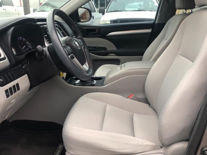 Toyota Highlander Vehicle Full-screen Gallery Image 17