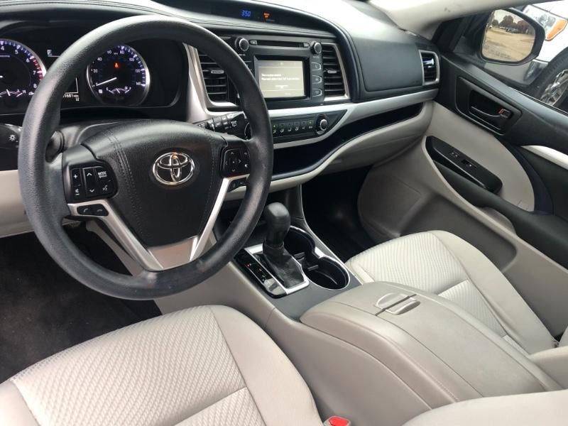 Toyota Highlander Vehicle Full-screen Gallery Image 19