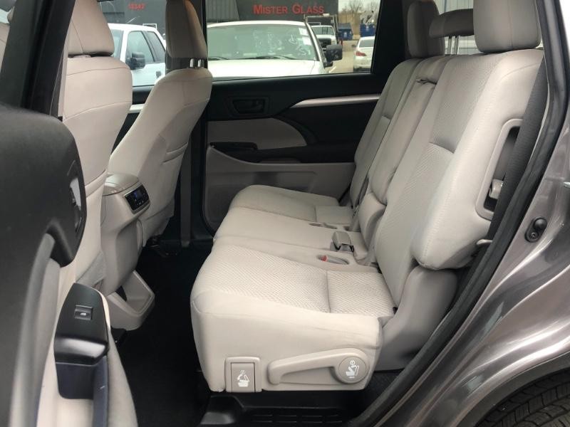 Toyota Highlander Vehicle Full-screen Gallery Image 20