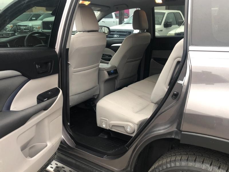 Toyota Highlander Vehicle Full-screen Gallery Image 22