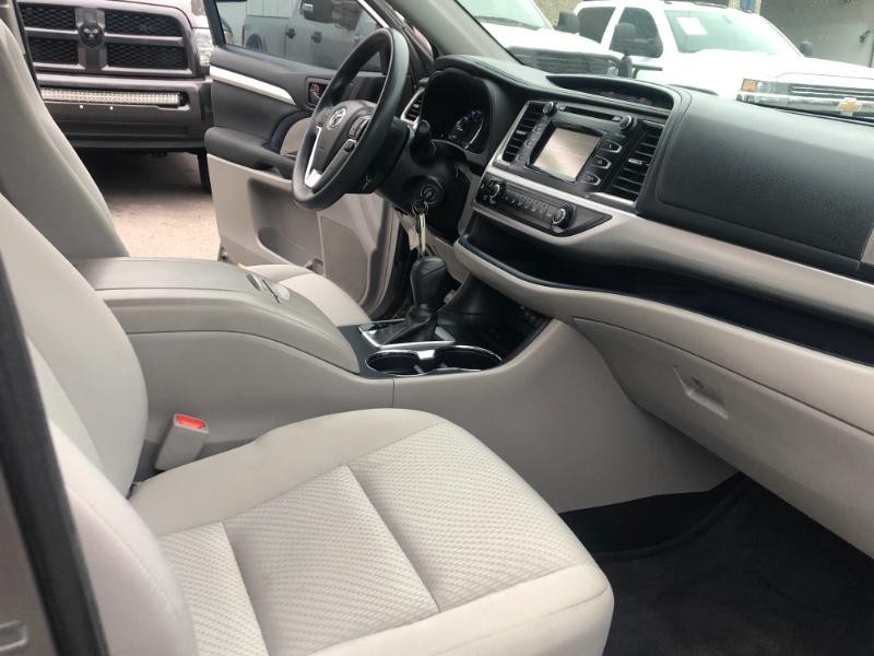 Toyota Highlander Vehicle Full-screen Gallery Image 24