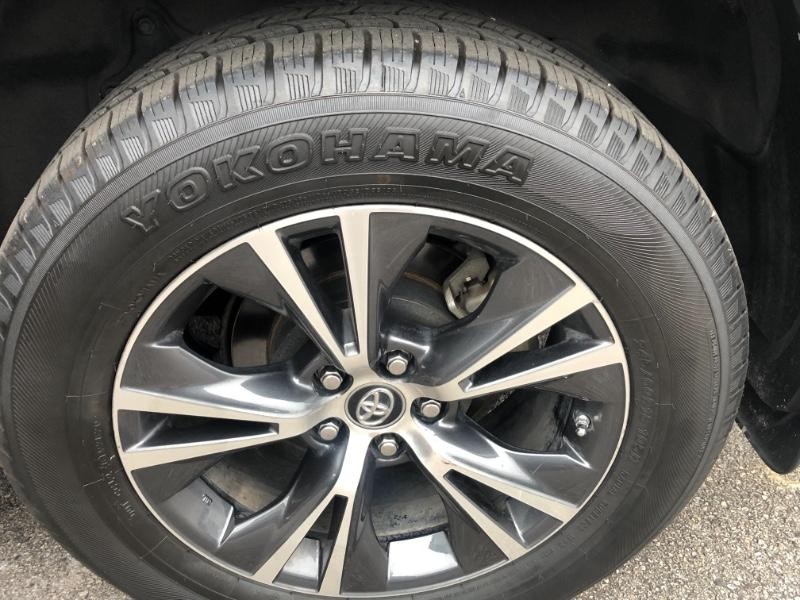 Toyota Highlander Vehicle Full-screen Gallery Image 25