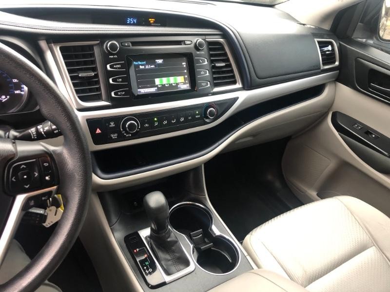 Toyota Highlander Vehicle Full-screen Gallery Image 30