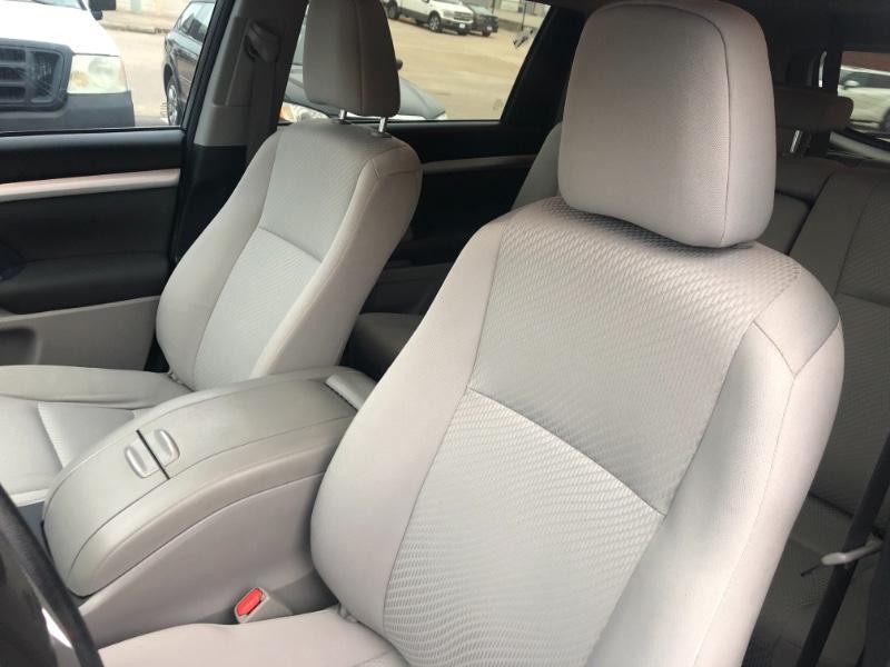 Toyota Highlander Vehicle Full-screen Gallery Image 32