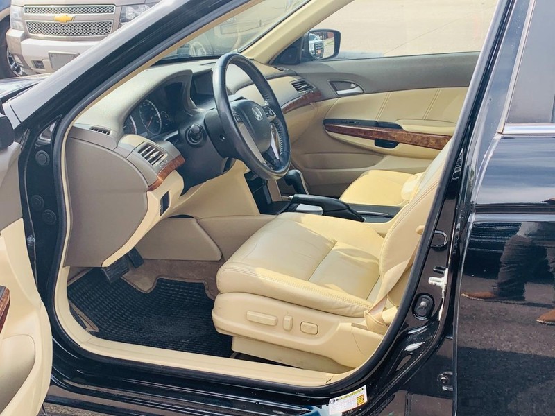Honda Accord Sedan Vehicle Full-screen Gallery Image 10