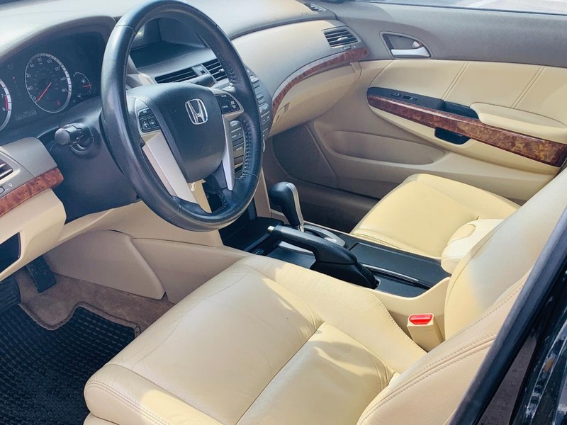 Honda Accord Sedan Vehicle Full-screen Gallery Image 11