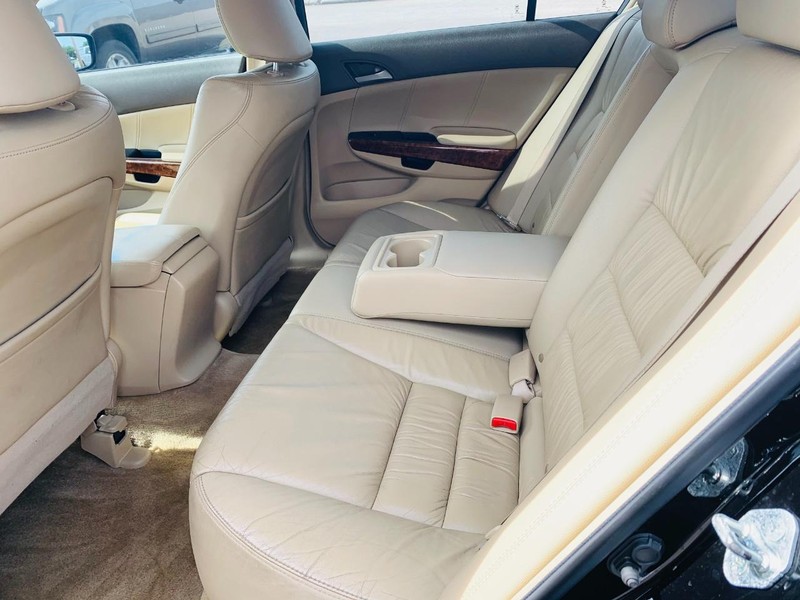 Honda Accord Sedan Vehicle Full-screen Gallery Image 15