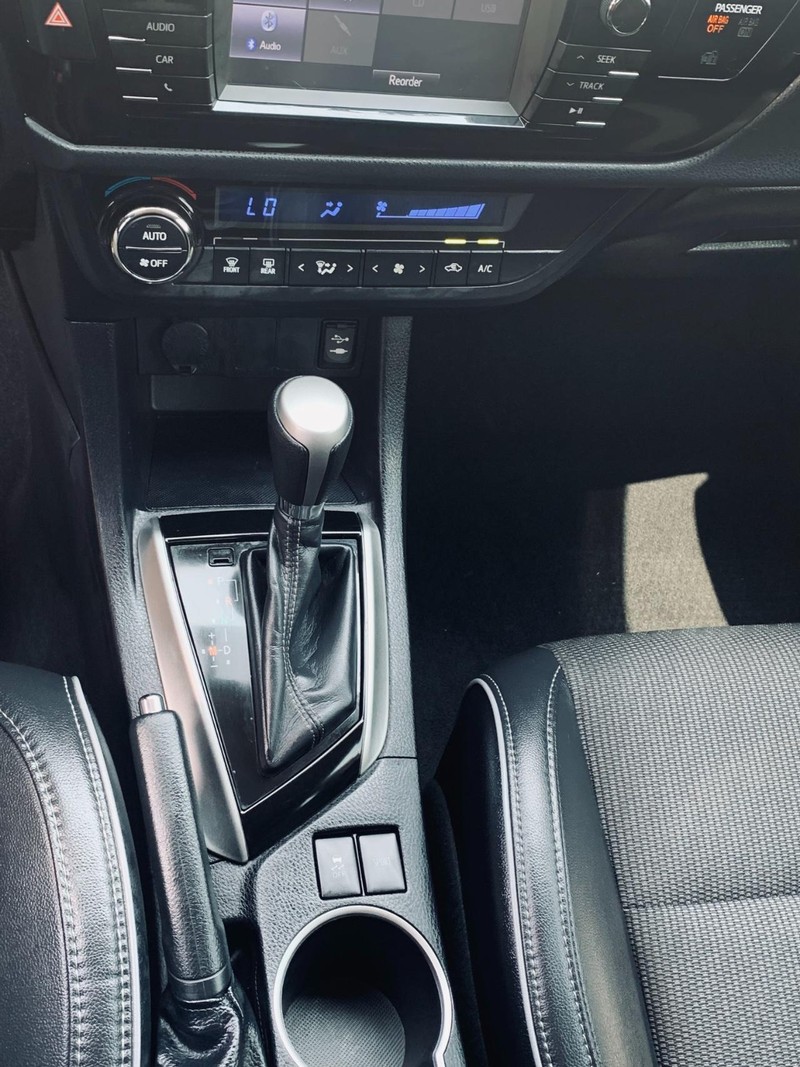 Toyota Corolla Vehicle Full-screen Gallery Image 23