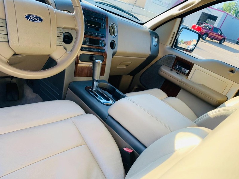 Ford F-150 Vehicle Full-screen Gallery Image 25