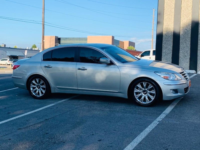 Hyundai Genesis Vehicle Full-screen Gallery Image 06