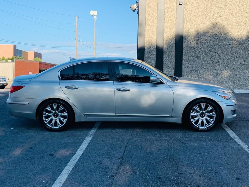 Hyundai Genesis Vehicle Full-screen Gallery Image 07