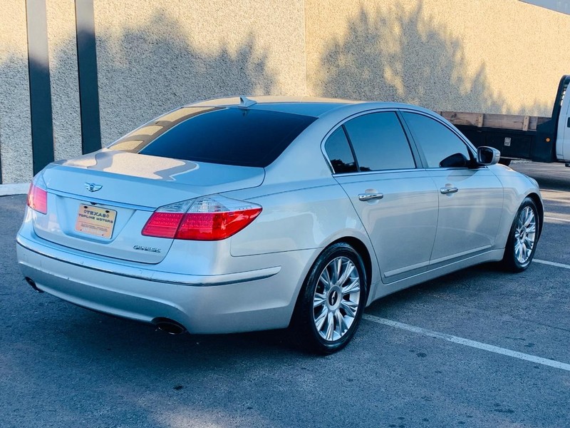 Hyundai Genesis Vehicle Full-screen Gallery Image 08