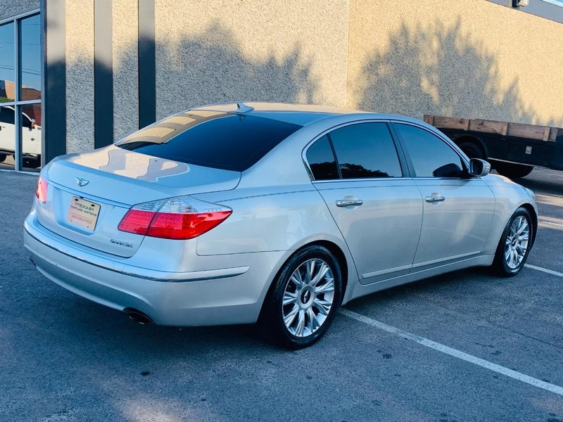 Hyundai Genesis Vehicle Full-screen Gallery Image 09