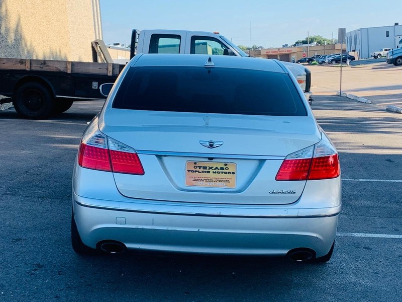 Hyundai Genesis Vehicle Full-screen Gallery Image 10