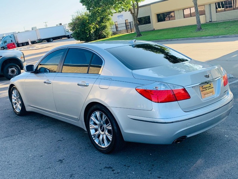 Hyundai Genesis Vehicle Full-screen Gallery Image 12