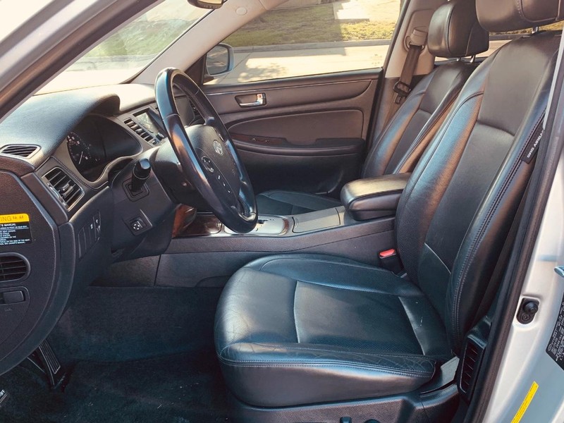 Hyundai Genesis Vehicle Full-screen Gallery Image 14