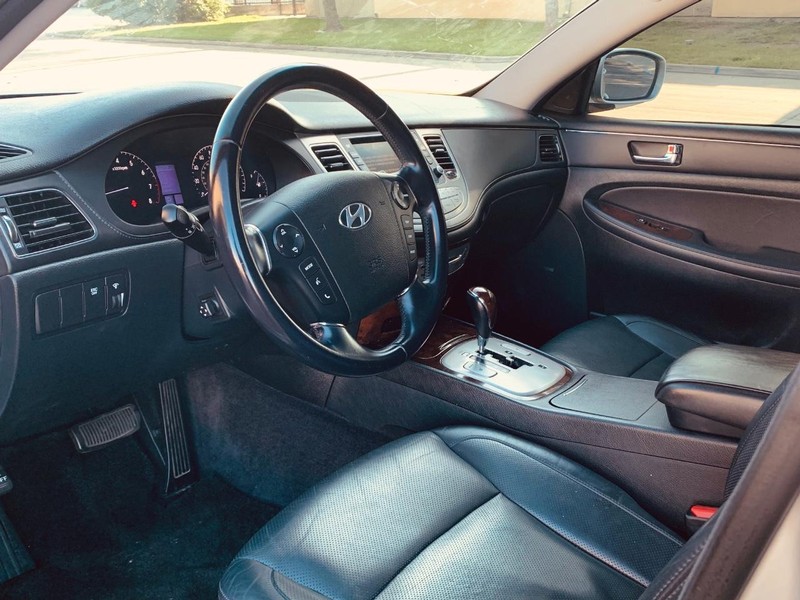 Hyundai Genesis Vehicle Full-screen Gallery Image 15