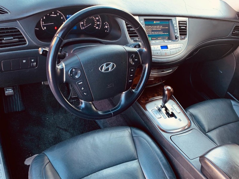 Hyundai Genesis Vehicle Full-screen Gallery Image 17