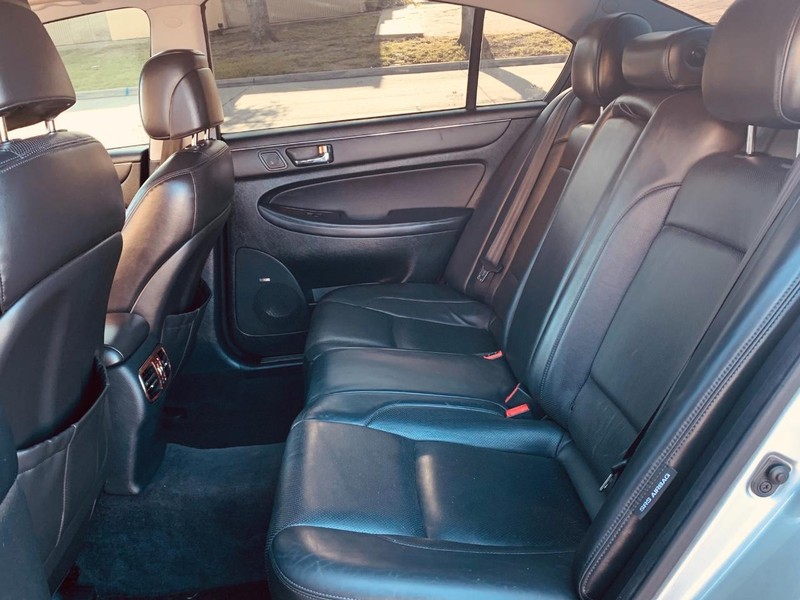 Hyundai Genesis Vehicle Full-screen Gallery Image 18