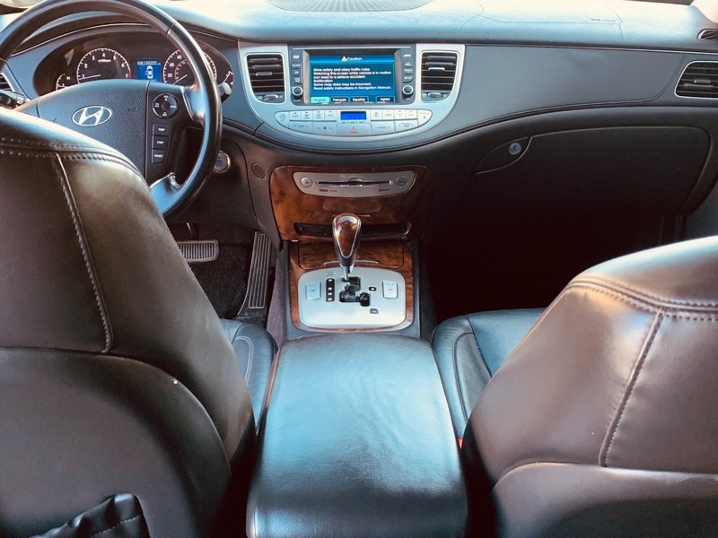 Hyundai Genesis Vehicle Full-screen Gallery Image 19