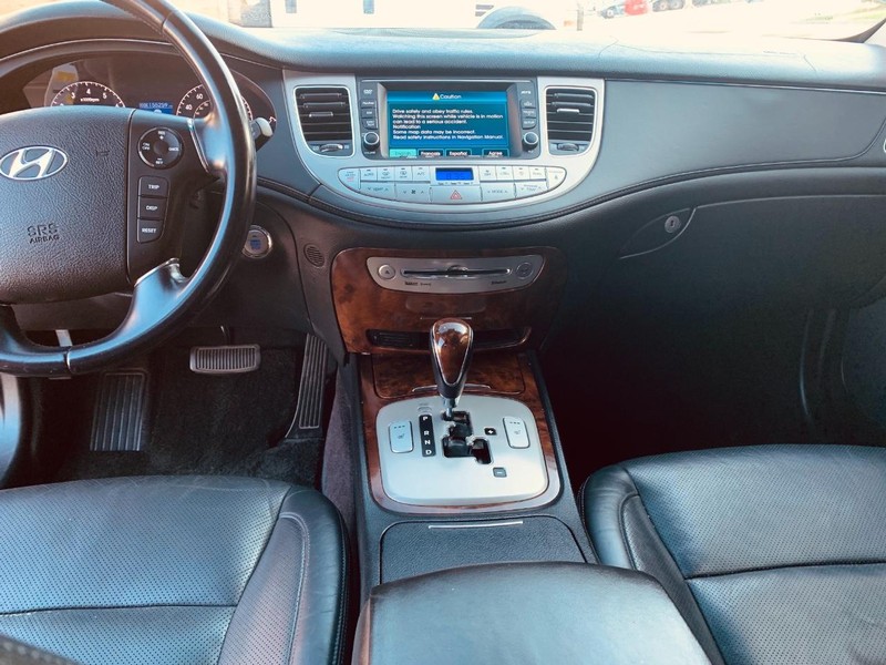 Hyundai Genesis Vehicle Full-screen Gallery Image 20