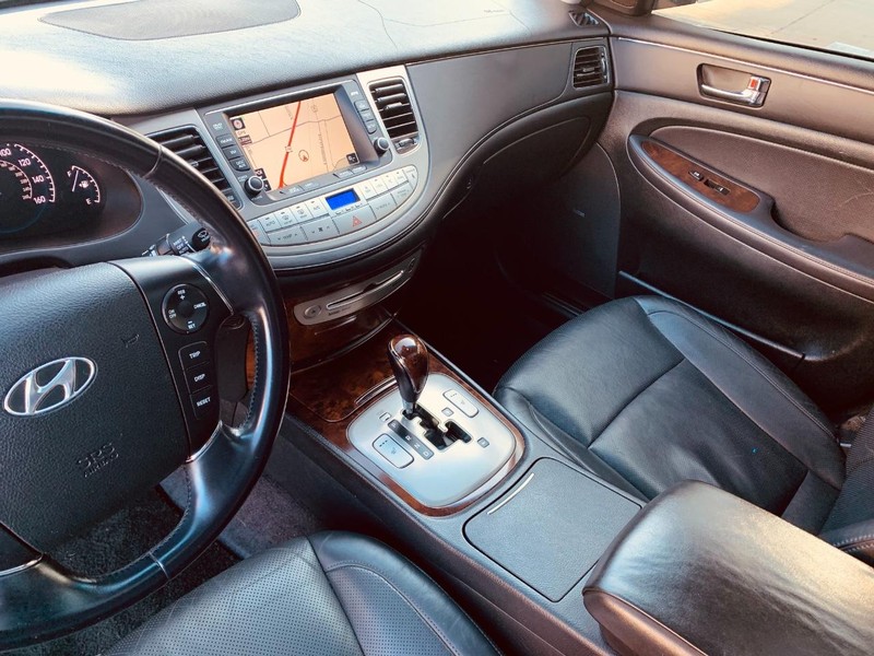 Hyundai Genesis Vehicle Full-screen Gallery Image 22