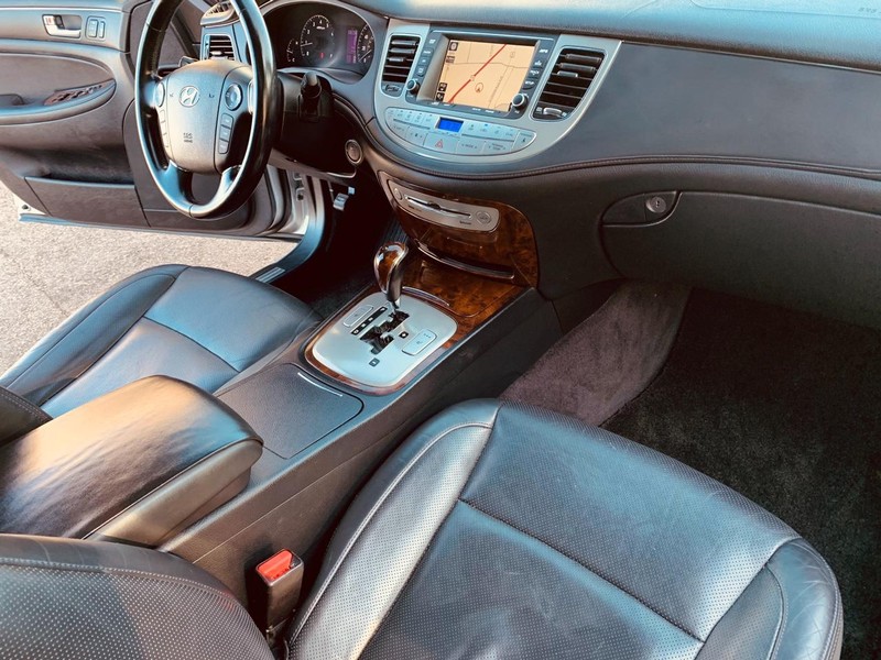 Hyundai Genesis Vehicle Full-screen Gallery Image 23