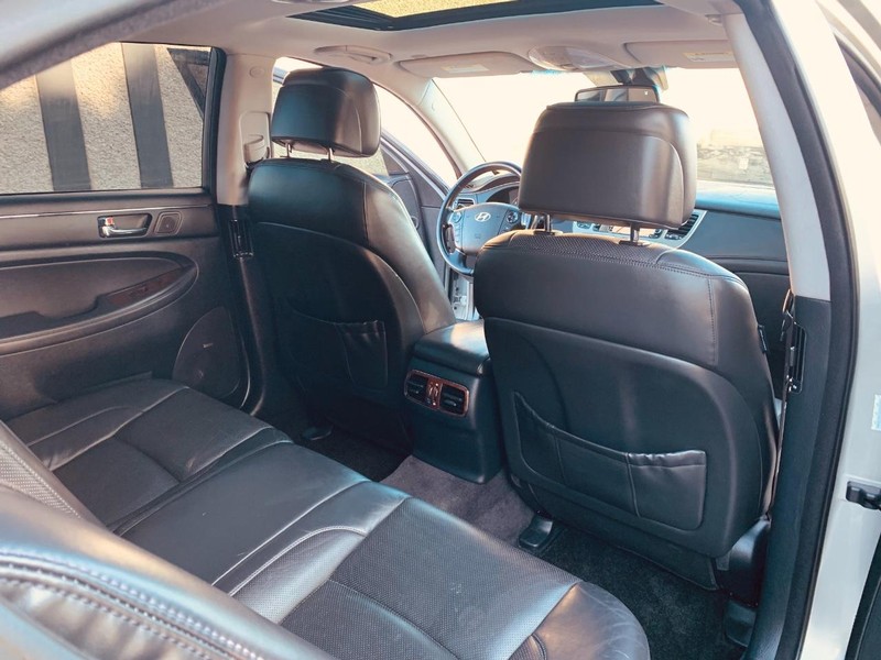 Hyundai Genesis Vehicle Full-screen Gallery Image 24