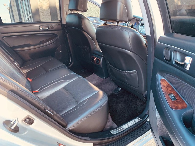 Hyundai Genesis Vehicle Full-screen Gallery Image 25