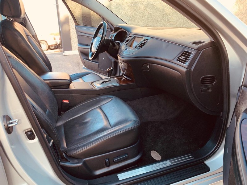 Hyundai Genesis Vehicle Full-screen Gallery Image 26