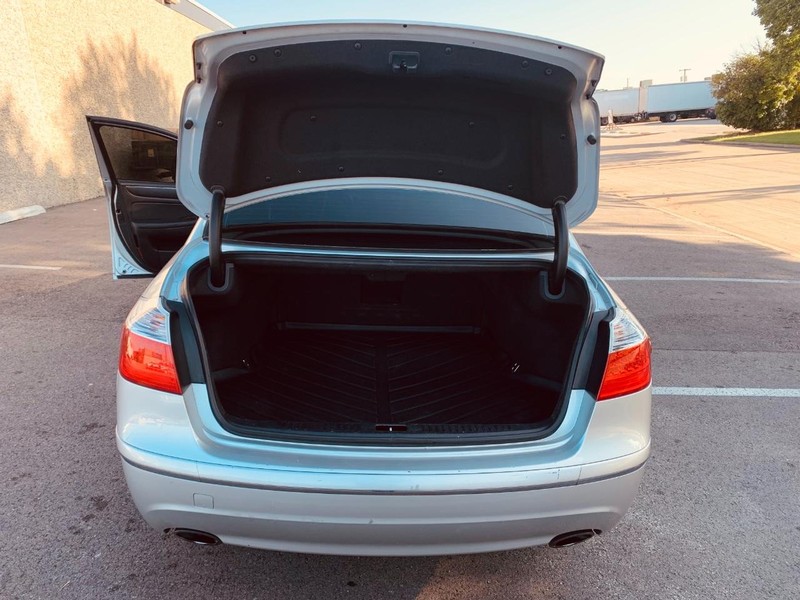 Hyundai Genesis Vehicle Full-screen Gallery Image 27