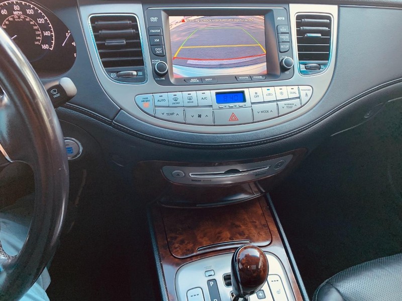 Hyundai Genesis Vehicle Full-screen Gallery Image 33