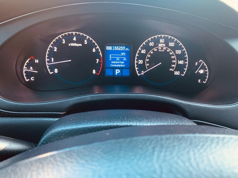 Hyundai Genesis Vehicle Full-screen Gallery Image 34