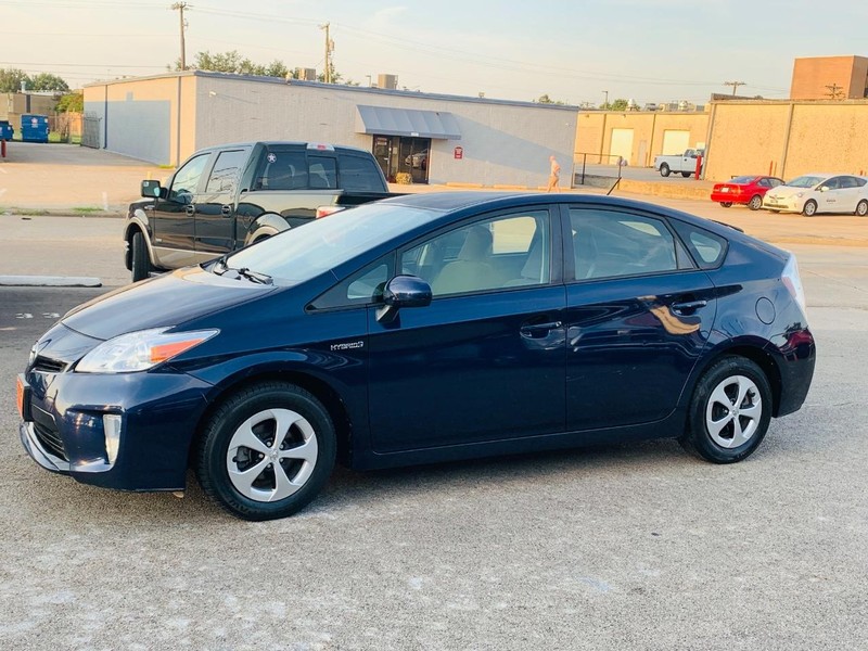 Toyota Prius Vehicle Full-screen Gallery Image 3