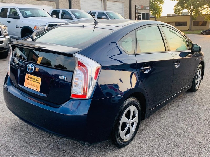 Toyota Prius Vehicle Full-screen Gallery Image 12