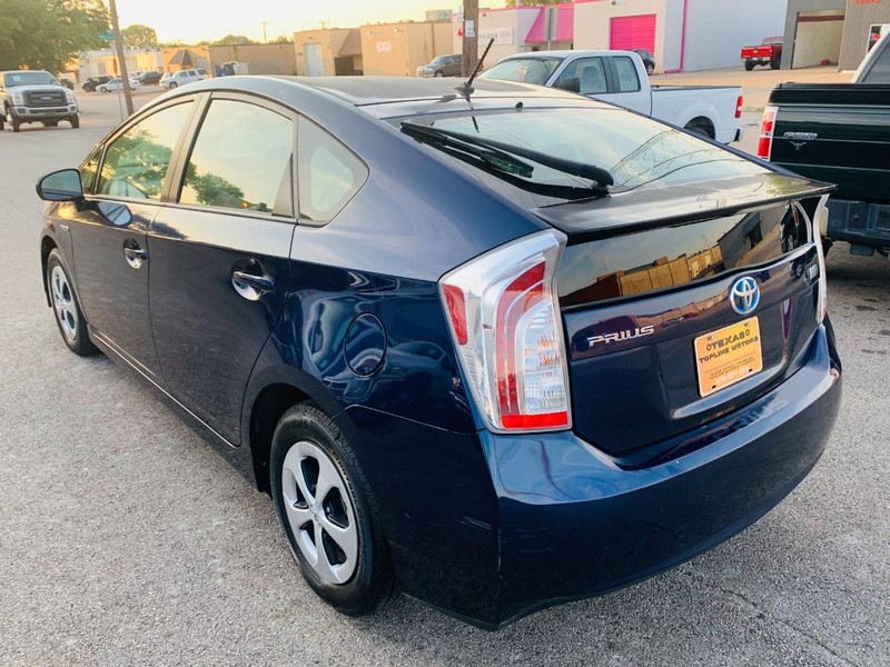 Toyota Prius Vehicle Full-screen Gallery Image 13