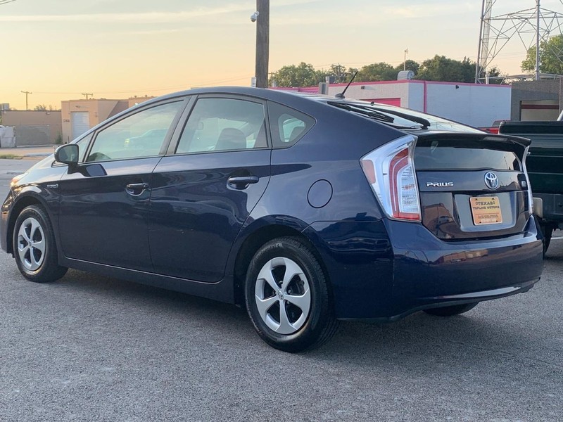 Toyota Prius Vehicle Full-screen Gallery Image 14