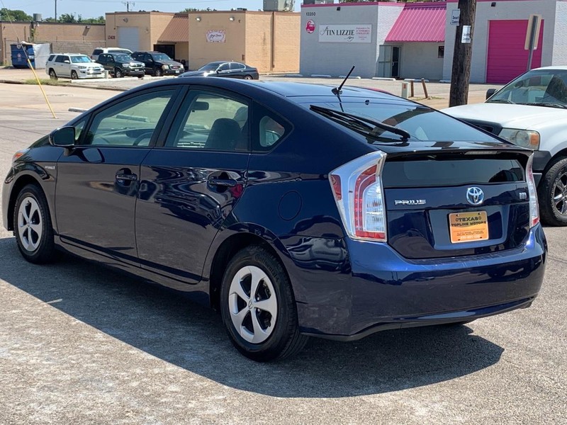 Toyota Prius Vehicle Full-screen Gallery Image 16