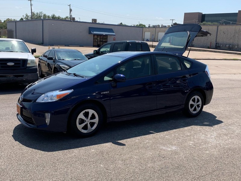 Toyota Prius Vehicle Full-screen Gallery Image 17