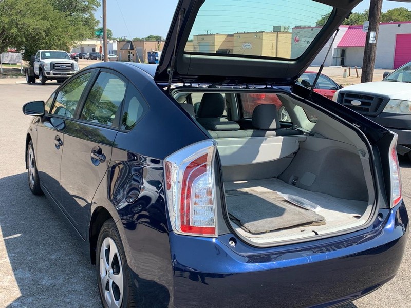 Toyota Prius Vehicle Full-screen Gallery Image 19