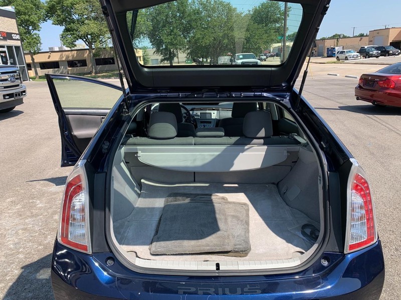 Toyota Prius Vehicle Full-screen Gallery Image 20