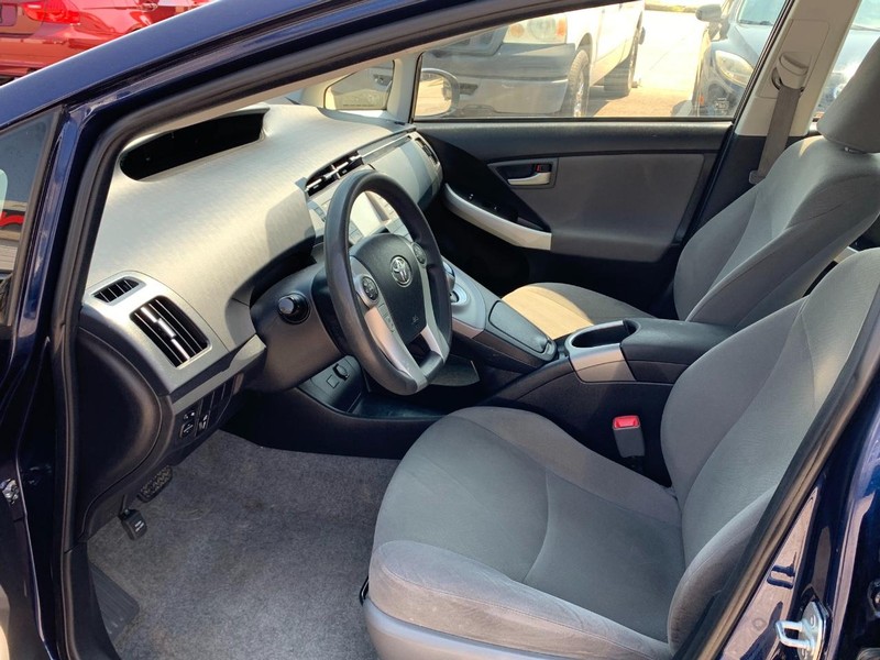 Toyota Prius Vehicle Full-screen Gallery Image 22